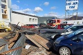 Dráma v Žiari nad Hronom: Vietor strhol strechu firmy, tá spadla na zaparkované autá