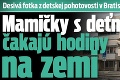 Desivá fotka z detskej pohotovosti v Bratislave: Mamičky s deťmi čakajú hodiny na zemi