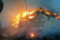Požiar haly v Dunajskej Strede: Na boj s ohňom vyrazili desiatky hasičov
