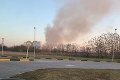 Požiar haly v Dunajskej Strede: Na boj s ohňom vyrazili desiatky hasičov