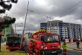 Hasiči zasahujú pri nehode MHD v hlavnom meste: Trolejbus napálil do stĺpu trakčného vedenia, hlásia zranených