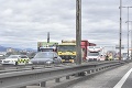 Veľká fotogaléria z vyčíňania víchrice: Na moste v Bratislave sa prevrátil kamión, po uliciach lietajú vianočné stromčeky!
