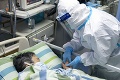 Cudzinci utekajú z Číny pred vírusom: Počet obetí opäť stúpol