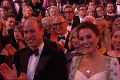 Brad Pitt si na udeľovaní cien uťahoval z princa Harryho: William s Kate v hľadisku sa neudržali