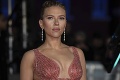Sexi herečka ​Scarlett Johansson v plavkách: Krv a mlieko! A aha na tie tetovania