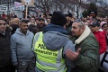 Polícia sa počas mítingu ĽSNS v Trnave nenudila: Poškodené autá i kameň hodený do hlavy