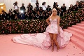 Celebrity sa na Met Gala vyparádili: Obnažená Lady Gaga, extravagantné modelky a desivý pohľad na známych hercov!