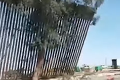 Nevydržal nápor vetra: Na mexicko-americkej hranici sa zrútila časť pohraničného múru