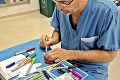 Chirurg sa snaží spríjemniť malým pacientom liečbu: Mení náplaste na krásne obrázky