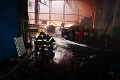 Požiar výrobnej haly v Šuranoch: Hasiči na mieste zasahujú už vyše 24 hodín