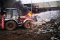 Dramatické zábery z veľkého požiaru v Šuranoch: Hasiči bojujú s ohňom už vyše 12 hodín