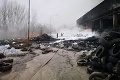 Náročný boj desiatok hasičov v Šuranoch: Pri požiari výrobnej haly zasahujú už 55 hodín
