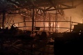 Náročný boj desiatok hasičov v Šuranoch: Pri požiari výrobnej haly zasahujú už 55 hodín