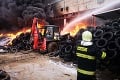 Požiar v Šuranoch sa stále nepodarilo úplne zlikvidovať: Ďalšia komplikácia
