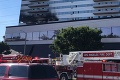 V Los Angeles horí luxusná obytná budova: Hlásia zranených, jeden muž vyskočil z okna