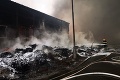 Požiar výrobnej haly v Šuranoch: Hasiči na mieste zasahujú už vyše 24 hodín