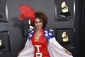 Najkrajšie a najšialenejšie outfity z Grammy: Pohľad do výstrihu známej speváčky vás omráči