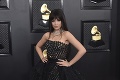 Najkrajšie a najšialenejšie outfity z Grammy: Pohľad do výstrihu známej speváčky vás omráči