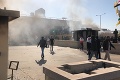 Z amerického veľvyslanectva v Bagdade sa ozývala streľba: Pracovníci sú v poriadku