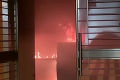 Demonštranti v Hongkongu podpálili budovu, ktorá mala slúžiť na izoláciu osôb s koronavírusom