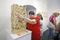 V Lučenci otvorili výstavu pre nevidiacich: Umenie si prezerali rukami!