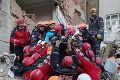 V Turecku vyťahujú z trosiek ďalšie obete: Po 24 hodinách sa podaril zázrak