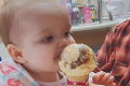 Deväťmesačné dievčatko prvýkrát ochutnalo zmrzlinu: Reakcia bábätka valcuje internet
