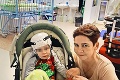 Malý Maťko s milovanou babkou opustil brány nemocnice: Prvé úsmevy dobitého chlapčeka