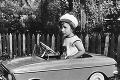 FOTOhádanka: Kto je tento chlapec v autíčku? Dnes je z neho úspešný herec