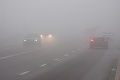 Vodiči, pozor: Meteorológovia upozorňujú na hmlu, v týchto krajoch to bude najhoršie