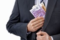 Bratislavčanka je obvinená z pokusu o podplácanie: Znalec si našiel obálku s poltuctom fialových bankoviek