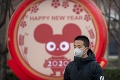 Obyvatelia Pekingu sú zúfalí: Pre vírus zrušili oslavy začiatku nového lunárneho roka