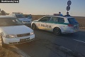 Streľba a dramatická policajná naháňačka pri Bratislave: Neuhádnete, čo vypadlo z unikajúceho auta