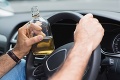 Vodu káže, víno pije: Politik varoval pred alkoholom za volantom, sám nafúkal
