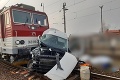 Tragická nehoda na priecestí v Žarnovici: Po zrážke s vlakom zomreli dvaja ľudia