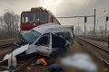 Tragická nehoda na priecestí v Žarnovici: Rušeň zmietol dodávku s dvomi železničiarmi