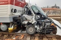 Tragická nehoda na priecestí v Žarnovici: Po zrážke s vlakom zomreli dvaja ľudia