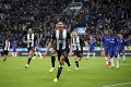 Bolestivá oslava víťazného gólu: Fanúšik Newcastle to schytal rovno medzi nohy