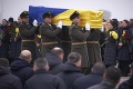 Ceremónia plná nárekov: Telá 11 obetí zo zostreleného lietadla previezli do vlasti