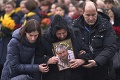 Ceremónia plná nárekov: Telá 11 obetí zo zostreleného lietadla previezli do vlasti