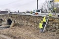 Ľudí rozhorčila rekonštrukcia stredovekého mosta v Poltári: Uvidíte, čím ho opravujú, pochopíte