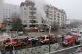 Požiar v bratislavskej bytovke: Hasiči evakuovali obyvateľov, hlásia zranených