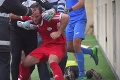 Zbláznil sa? Futbalista z Malty po druhej žltej karte brutálne napadol rozhodcu