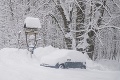 Žena uviazla v aute, ktoré zasypal sneh: Našli ju až po týždni