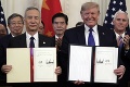 Donald Trump a čínsky vicepremiér podpísali obchodnú dohodu