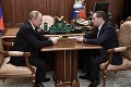Náhly pád vlády v Rusku: Premiér Medvedev predložil Putinovi rezignáciu