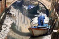 Benátky sú po záplavách na suchu: Gondoly uviazli v bahne