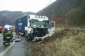 Hrozivo vyzerajúca nehoda pri Kraľovanoch: Zrážka nákladiaka s autom si vyžiadala 3 zranených