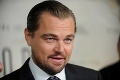 DiCaprio svoju frajerku neskrýva: Vášnivé bozky na pláži! Na sucho neostal ani chlpáč