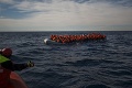Pobrežná stráž zachránila z Egejského mora 92 migrantov: Pátranie pokračuje